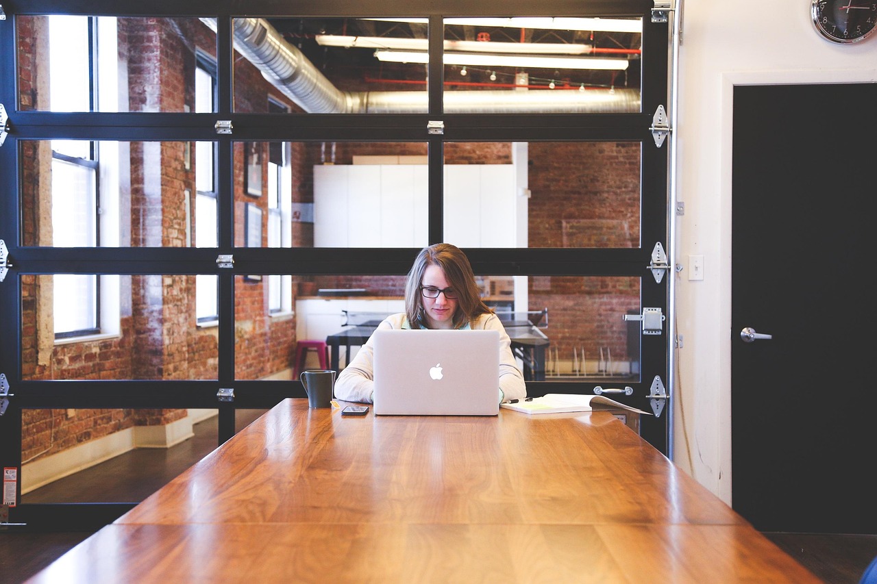découvrez comment une stratégie d'inbound marketing peut attirer, engager et convertir vos prospects en clients fidèles grâce à des contenus pertinents et personnalisés.