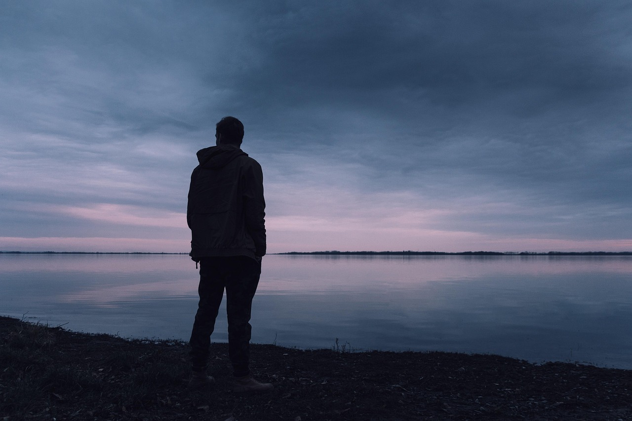 découvrez des conseils pratiques et efficaces pour gérer la solitude, retrouver le bien-être émotionnel et renforcer vos relations sociales.